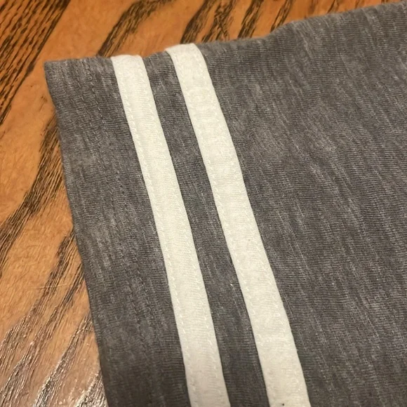 Like new genuine merchandise by fifth and Ocean, Chicago Cubs MLB T-shirt - Picture 4 of 10